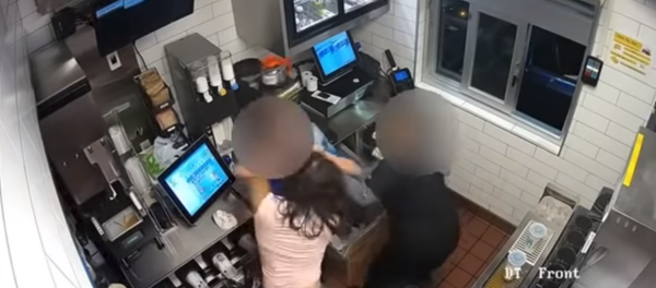 Customer attacks McDonald's manager after being given an insufficient amount of ketchup packets - Sputnik International