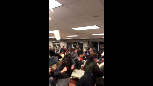 US high school students set off food fight following football game - Sputnik International