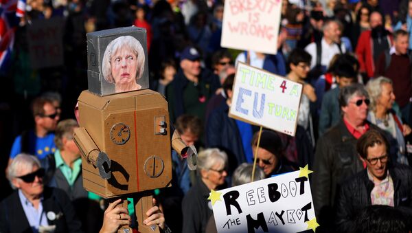 Protesters participating in an anti-Brexit demonstration march through central London, Britain October 20, 2018 - Sputnik International