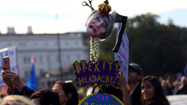 Protesters participating in an anti-Brexit demonstration, carry an effigy of Britain's Prime Minister Theresa May, as they march through central London, Britain October 20, 2018 - Sputnik International