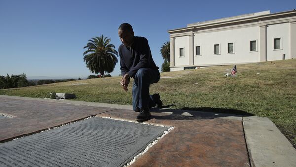 John Cobb looks at names of his relatives on the Jonestown Memorial in Oakland, California. - Sputnik International