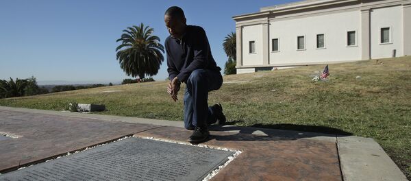John Cobb looks at names of his relatives on the Jonestown Memorial in Oakland, California. John Cobb looks at names of his relatives on the Jonestown Memorial in Oakland, California. - Sputnik International