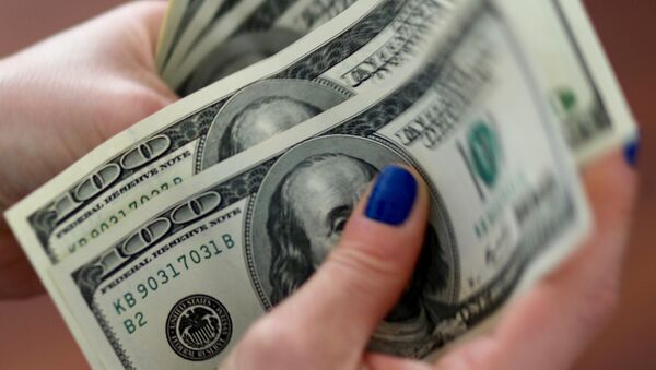 A woman counts U.S. dollar bills (File) - Sputnik International