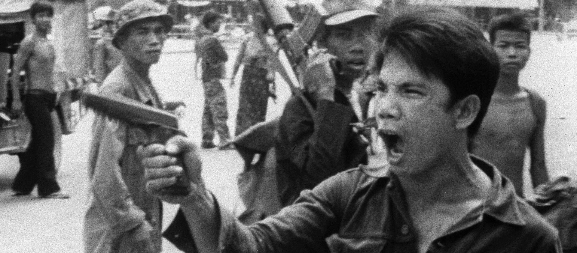 FILE - In this April 17, 1975 , file photo, a Khmer Rouge soldier waves his pistol and orders store owners to abandon their shops in Phnom Penh, Cambodia on as the capital fell to the communist forces - Sputnik International, 1920, 16.11.2018