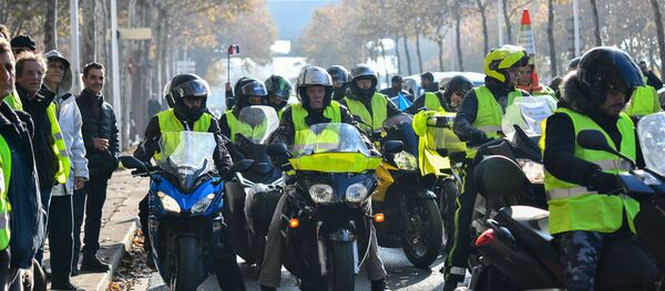 'Yellow vest' protests against high fuel prices in Paris - Sputnik International