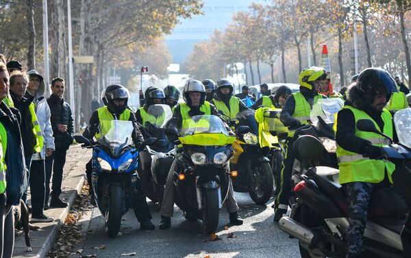 'Yellow vest' protests against high fuel prices in Paris - Sputnik International