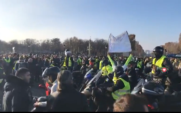 'Yellow vest' protests against high fuel prices in Paris - Sputnik International