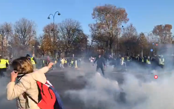 'Yellow vest' proteststers blocked Champs-Élysées avenue in Paris - Sputnik International