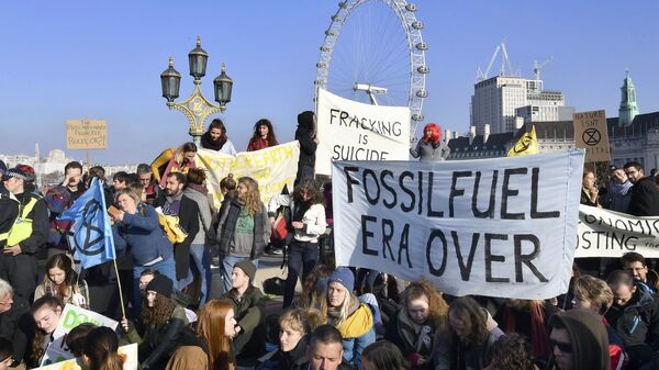 Demonstrators on Westminster Bridge in London, Saturday Nov. 17, 2018, for a protest group called 'Extinction Rebellion' to raise awareness of the dangers posed by climate change. Hundreds of protesters turned out in central London and blocked off the capital’s main bridges to demand the government take climate change seriously - Sputnik International