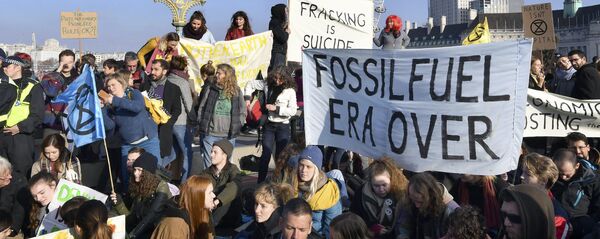 Demonstrators on Westminster Bridge in London, Saturday Nov. 17, 2018, for a protest group called 'Extinction Rebellion' to raise awareness of the dangers posed by climate change. Hundreds of protesters turned out in central London and blocked off the capital’s main bridges to demand the government take climate change seriously - Sputnik International