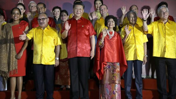 Leaders and their spouses including, from second left, Papua New Guinea's Prime Minister Peter O'Neill, Chinese President Xi Jinping, Malaysian Prime Minister Mahathir Mohamad and his wife Siti Hasmah Mohamad Ali, and Chile's President Sebastian Pinera wave during a family photo with leaders and their spouses during the APEC Economic Leaders Meeting summit in Port Moresby, Papua New Guinea, Saturday, Nov. 17, 2018 - Sputnik International