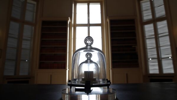 A replica of the International Prototype Kilogram is pictured at the International Bureau of Weights and Measures, in Sevres, near Paris - Sputnik International