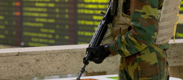 A Belgian Army soldier patrols in the central train station in Brussels on Monday, Nov. 23, 2015. - Sputnik International
