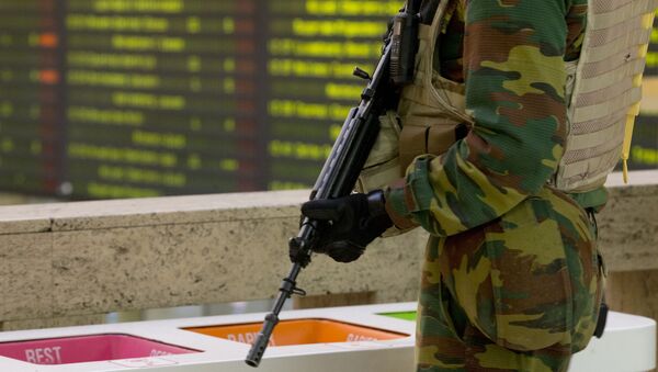 A Belgian Army soldier patrols in the central train station in Brussels on Monday, Nov. 23, 2015. - Sputnik International