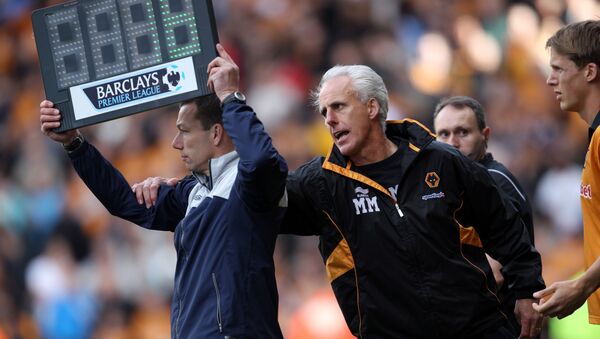 Wolves manager Mick McCarthy tries to stop a substitution during a Premier League match - Sputnik International