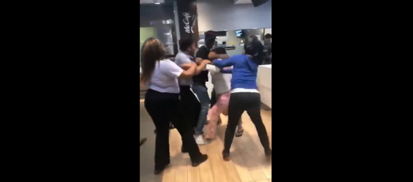 Recently surfaced cell phone footage shows the moment two brawl unfold at a McDonald's restaurant in Louisiana - Sputnik International