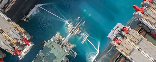 Drone footage of the backside of the Pioneering Spirit vessel - Sputnik International