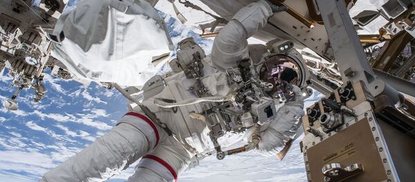 Выход астронавта НАСА Эндрю Фьюстела в открытий космос  - Sputnik International