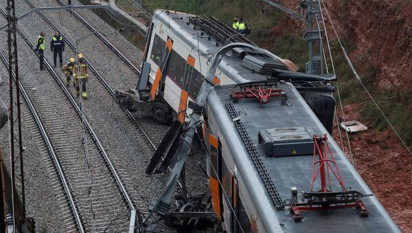 Rescue workers survey the scene after a commuter train derailed between Terrassa and Manresa, outside Barcelona, Spain, November 20, 2018 - Sputnik International