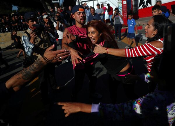 Demonstrators clash during a protest against migrants from Central America in Tijuana. - Sputnik International