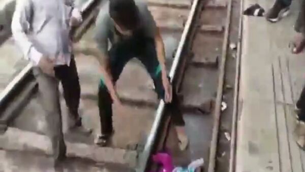 One-year-old girl escapes unhurt after a train runs over her at Mathura Railway station - Sputnik International