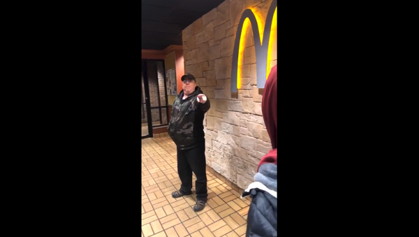 US man pulls firearm on teenagers at Minnesota McDonald's restaurant - Sputnik International