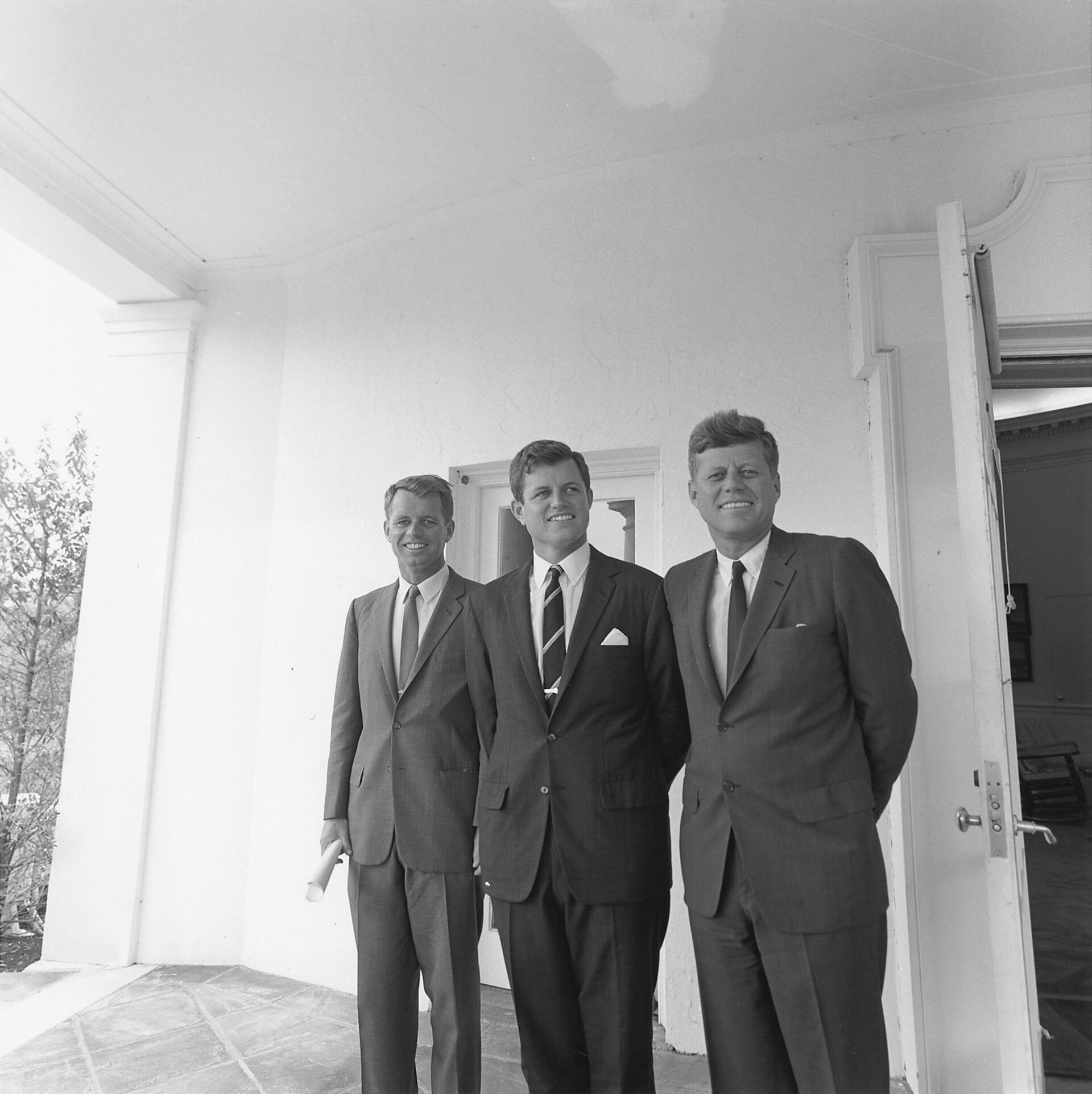 The Kennedy brothers: Attorney General Robert F. Kennedy, Senator Ted Kennedy, and President John F. Kennedy in 1963.  - Sputnik International, 1920, 20.04.2023