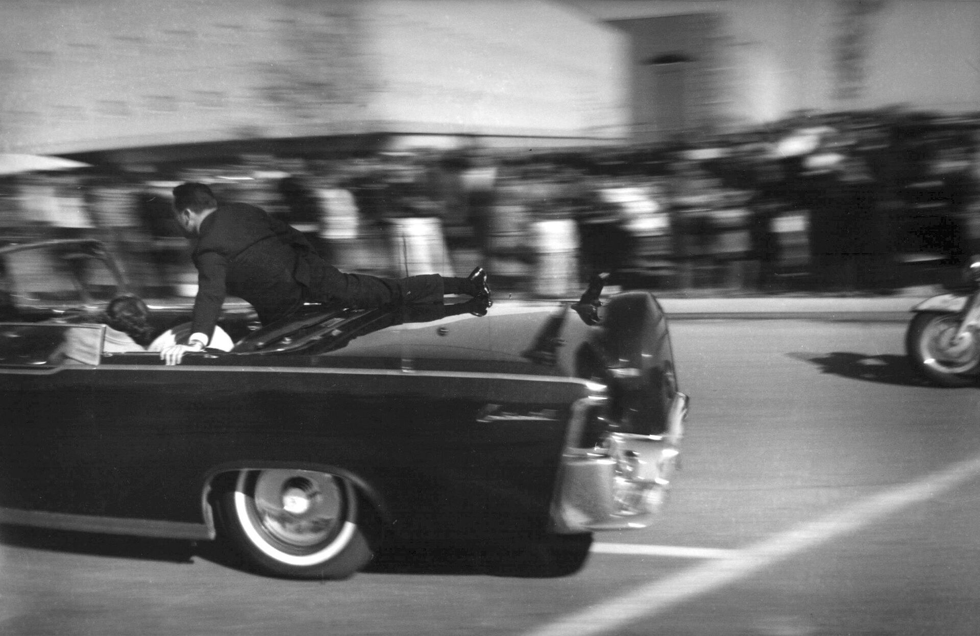 FILE - In this Nov. 22, 1963 file photo, the limousine carrying mortally wounded President John F. Kennedy races toward the hospital seconds after he was shot in Dallas. Secret Service agent Clinton Hill is riding on the back of the car, Nellie Connally, wife of Texas Gov. John Connally, bends over her wounded husband, and first lady Jacqueline Kennedy leans over the president. The National Archives has until Oct. 26, 2017, to disclose the remaining files related to Kennedy's assassination, unless President Donald Trump intervenes.  - Sputnik International, 1920, 07.07.2023