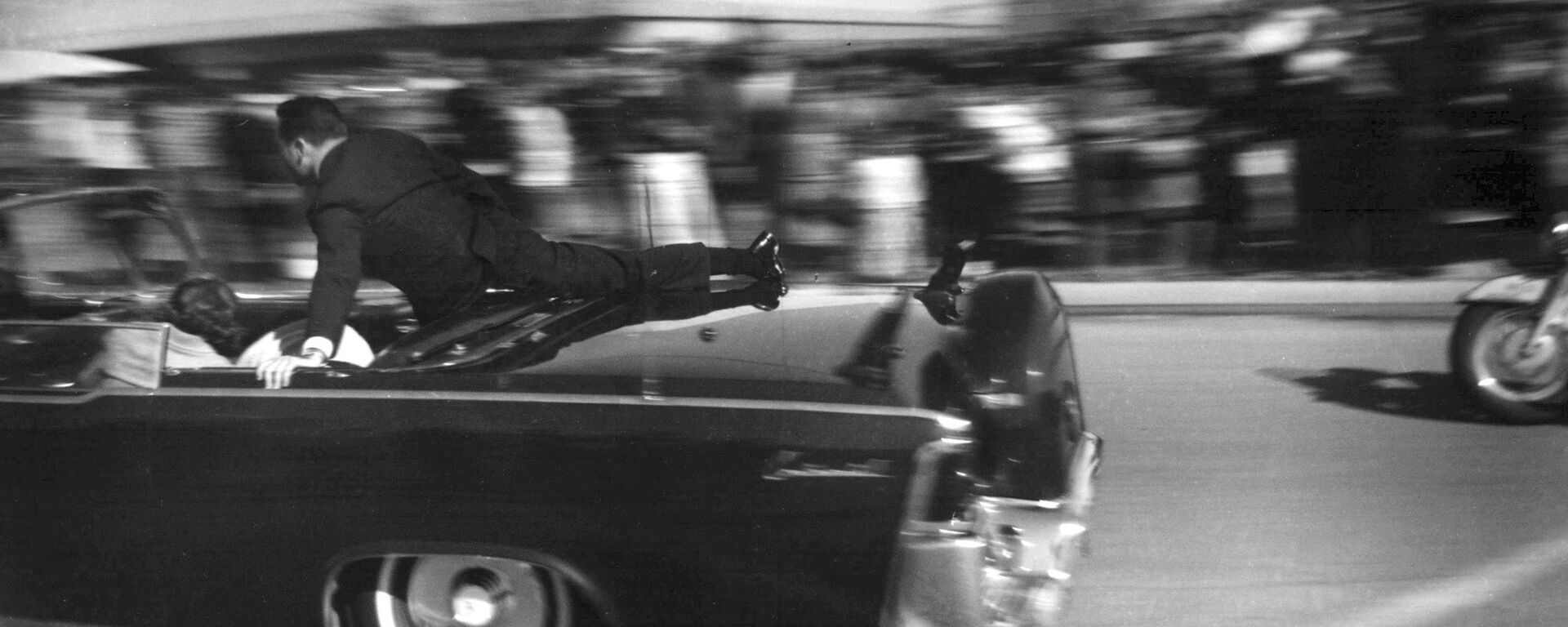 FILE - In this Nov. 22, 1963 file photo, the limousine carrying mortally wounded President John F. Kennedy races toward the hospital seconds after he was shot in Dallas. Secret Service agent Clinton Hill is riding on the back of the car, Nellie Connally, wife of Texas Gov. John Connally, bends over her wounded husband, and first lady Jacqueline Kennedy leans over the president. The National Archives has until Oct. 26, 2017, to disclose the remaining files related to Kennedy's assassination, unless President Donald Trump intervenes.  - Sputnik International, 1920, 15.12.2021