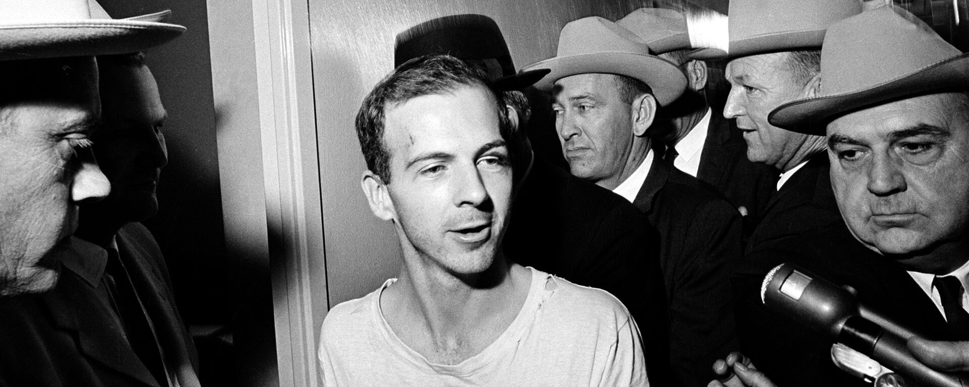 In this Nov. 23, 1963 file photo, surrounded by detectives, Lee Harvey Oswald talks to the press as he is led down a corridor of the Dallas police station for another round of questioning in connection with the assassination of U.S. President John F. Kennedy. Oswald, who denied any involvement in the shooting, was killed two days later, live on television, in the basement of the Dallas Police Headquarters, by local nightclub owner Jack Ruby.  - Sputnik International, 1920, 23.02.2021
