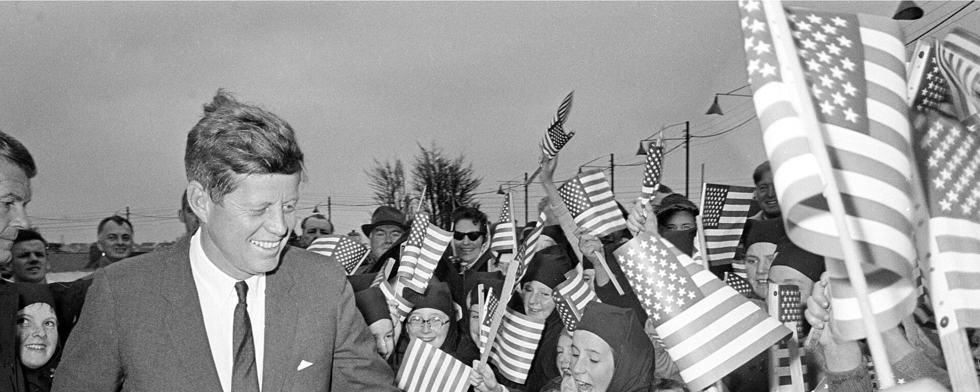 U.S. President John F. Kennedy is greeted by an enthusiastic crowd of children and nuns from the Convent of Mercy, as he arrives from Dublin by helicopter at Galway's sports ground, Ireland, June 29, 1963.  - Sputnik International, 1920, 20.03.2025