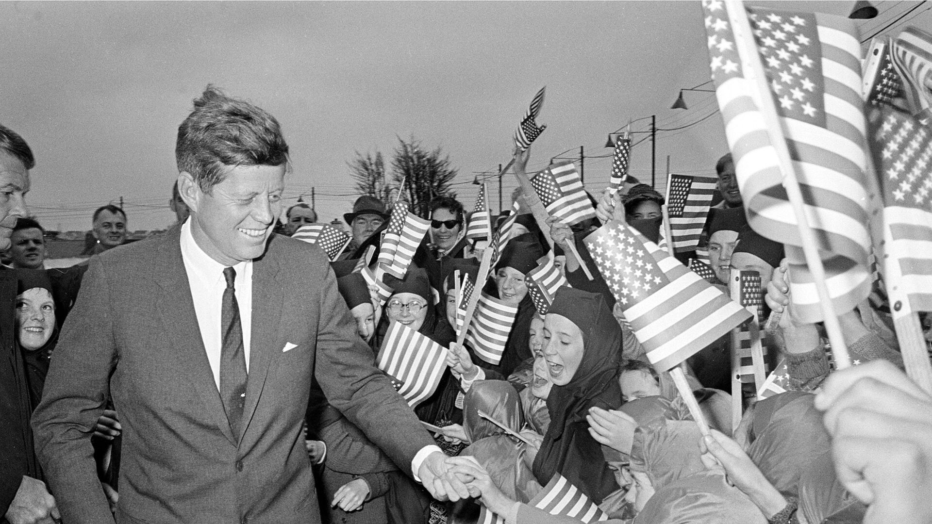 U.S. President John F. Kennedy is greeted by an enthusiastic crowd of children and nuns from the Convent of Mercy, as he arrives from Dublin by helicopter at Galway's sports ground, Ireland, June 29, 1963.  - Sputnik International, 1920, 01.07.2023