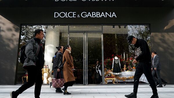 People walk past a Dolce & Gabbana store at a shopping complex in Shanghai, China November 22, 2018 - Sputnik International