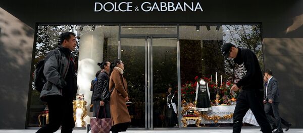 People walk past a Dolce & Gabbana store at a shopping complex in Shanghai, China November 22, 2018 - Sputnik International
