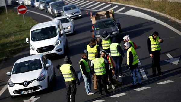Protesters wearing yellow vests, a symbol of a French drivers' protest against higher fuel prices, attend a demonstration at the entrance of a shopping center in Nantes, France, November 19, 2018 - Sputnik International