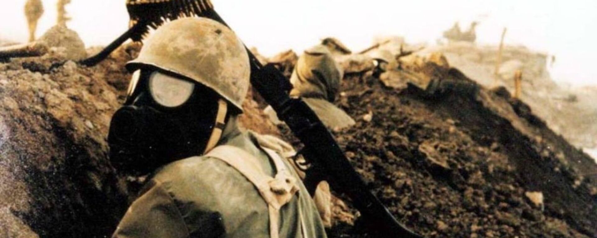 An Iranian soldier wearing a gas mask during the Iran-Iraq War - Sputnik International, 1920, 18.03.2023