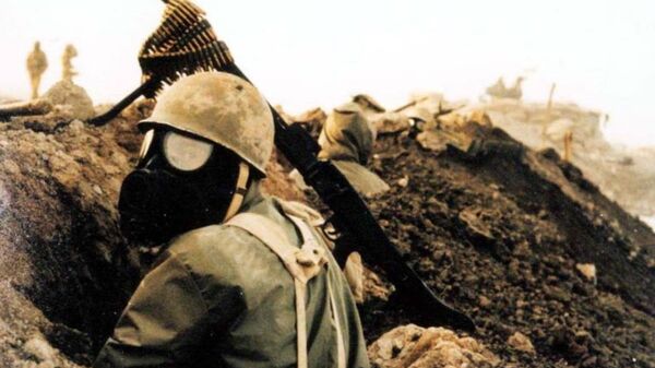 An Iranian soldier wearing a gas mask during the Iran-Iraq War - Sputnik International