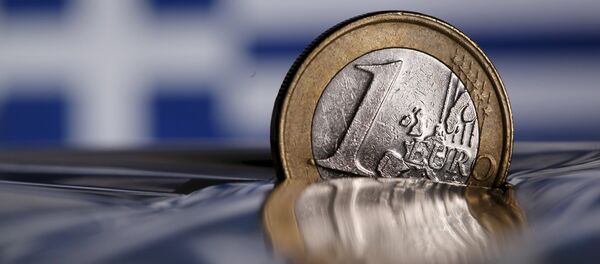 A one Euro coin is seen in this file photo illustration taken in Rome, Italy July 9, 2015 - Sputnik International