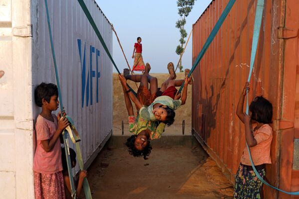 Rohingya refugee children play with a swing at Balukhali camp in Cox’s Bazar, Bangladesh - Sputnik International