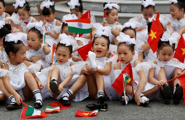 Vietnamese children hold Indian and Vietnamese flags after a welcoming ceremony for India's President Ram Nath Kovind - Sputnik International