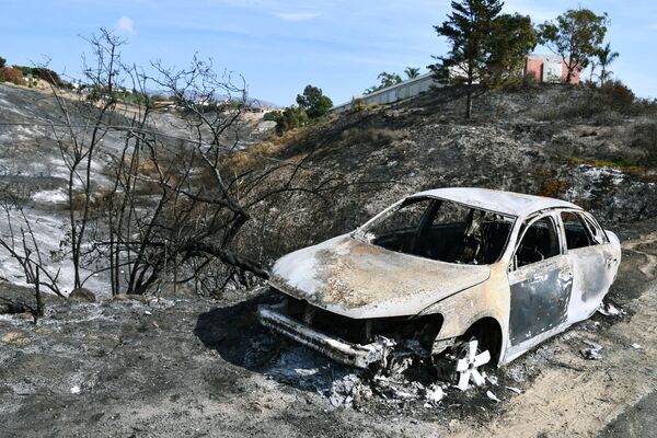 A car which failed to escape the wildfires around the affluent city of Malibu, California - Sputnik International