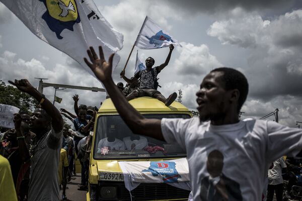 Supporters of Democratic Republic of Congo joint opposition presidential candidate Martin Fayulu sing and dance ahead of his arrival in Kinshasa - Sputnik International