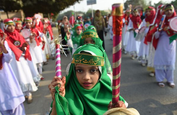 Pakistani Muslim girl takes part in a rally during Eid Milad-un-Nabi, which marks the anniversary of the birth of Prophet Muhammad, in Karachi - Sputnik International