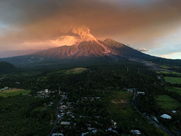 A view of the Fuego Volcano erupting, as seen from Escuintla, Guatemala - Sputnik International