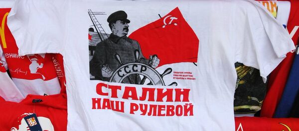 Twenty seven Members of the European Parliament (MEP) have urged the online retail giant Amazon to stop selling clothing and other goods featuring Soviet symbols - Sputnik International