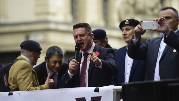 Former English Defence League (EDL) leader Tommy Robinson addresses his supporters as he arrives at the Old Bailey where he is accused of contempt of court, in London, Tuesday, Oct. 23, 2018 - Sputnik International