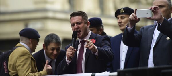 Former English Defence League (EDL) leader Tommy Robinson addresses his supporters as he arrives at the Old Bailey where he is accused of contempt of court, in London, Tuesday, Oct. 23, 2018 - Sputnik International