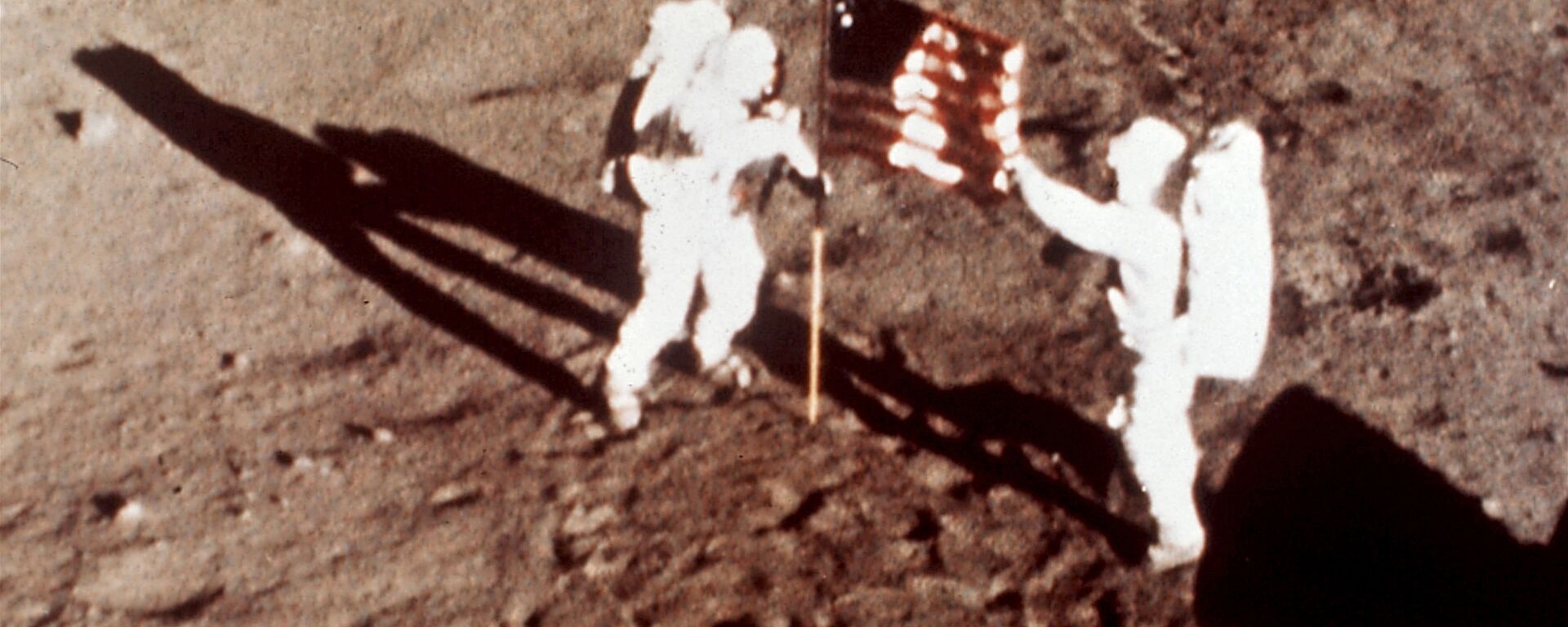 Apollo 11 astronauts Neil Armstrong and Edwin E. Buzz Aldrin, the first men to land on the moon, plant the U.S. flag on the lunar surface, July 20, 1969. Photo was made by a 16mm movie camera inside the lunar module, shooting at one frame per second - Sputnik International, 1920, 03.05.2019
