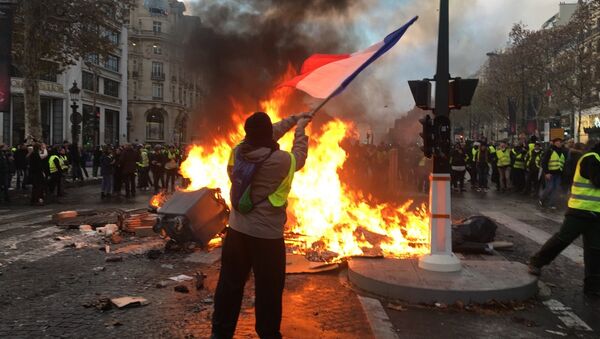 Yellow vests mass protests against the rise in fuel prices in the French capital of Paris - Sputnik International