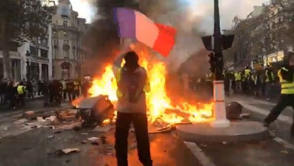 Yellow vests mass protests against the rise in fuel prices in the French capital of Paris - Sputnik International